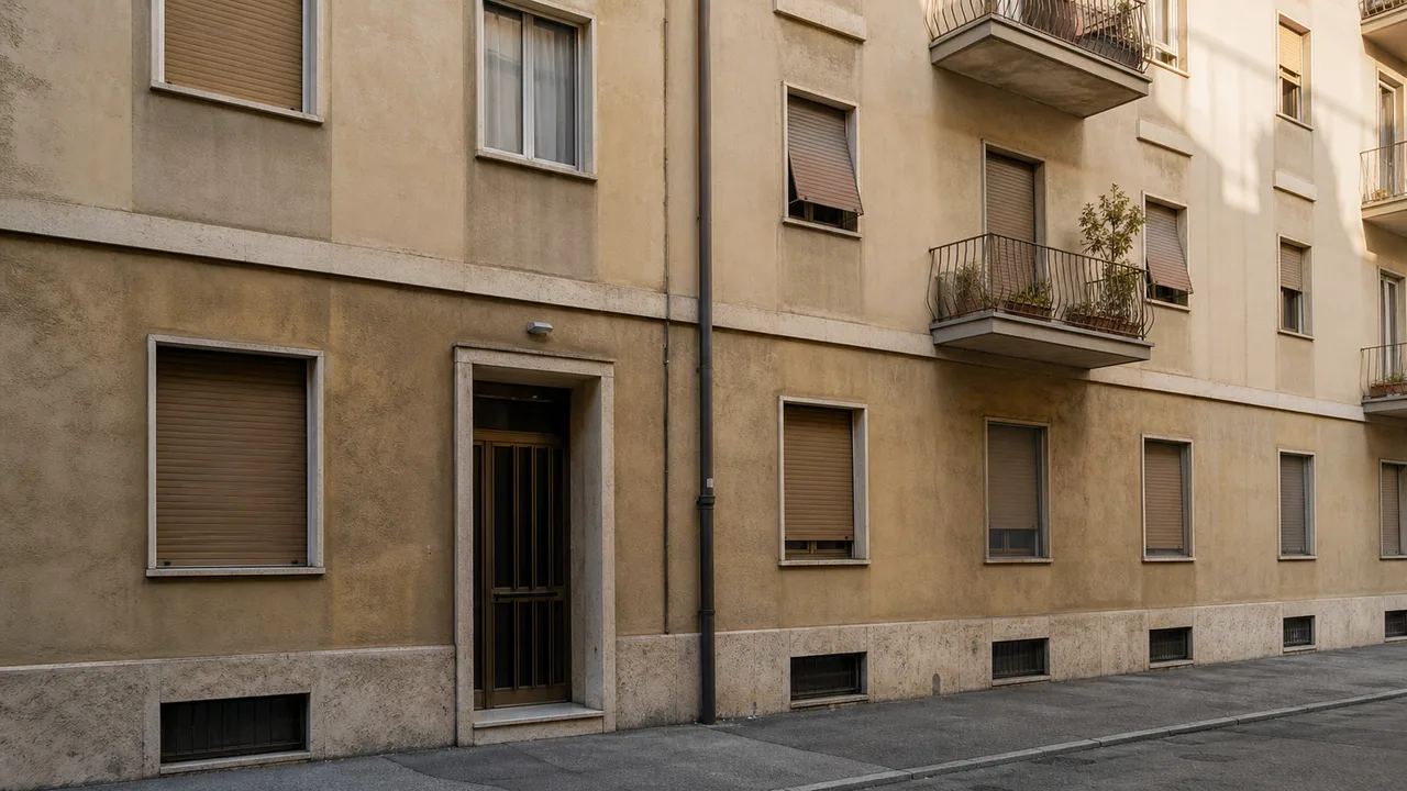 Facciata di un edificio residenziale anni Sessanta, esempio di immobile ante 1967 senza agibilità storica
