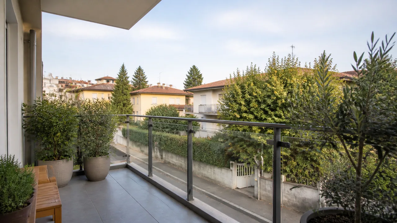 Balcone aperto e regolare riportato allo stato legittimo, senza chiusure aggiuntive — veranda abusiva prescrizione