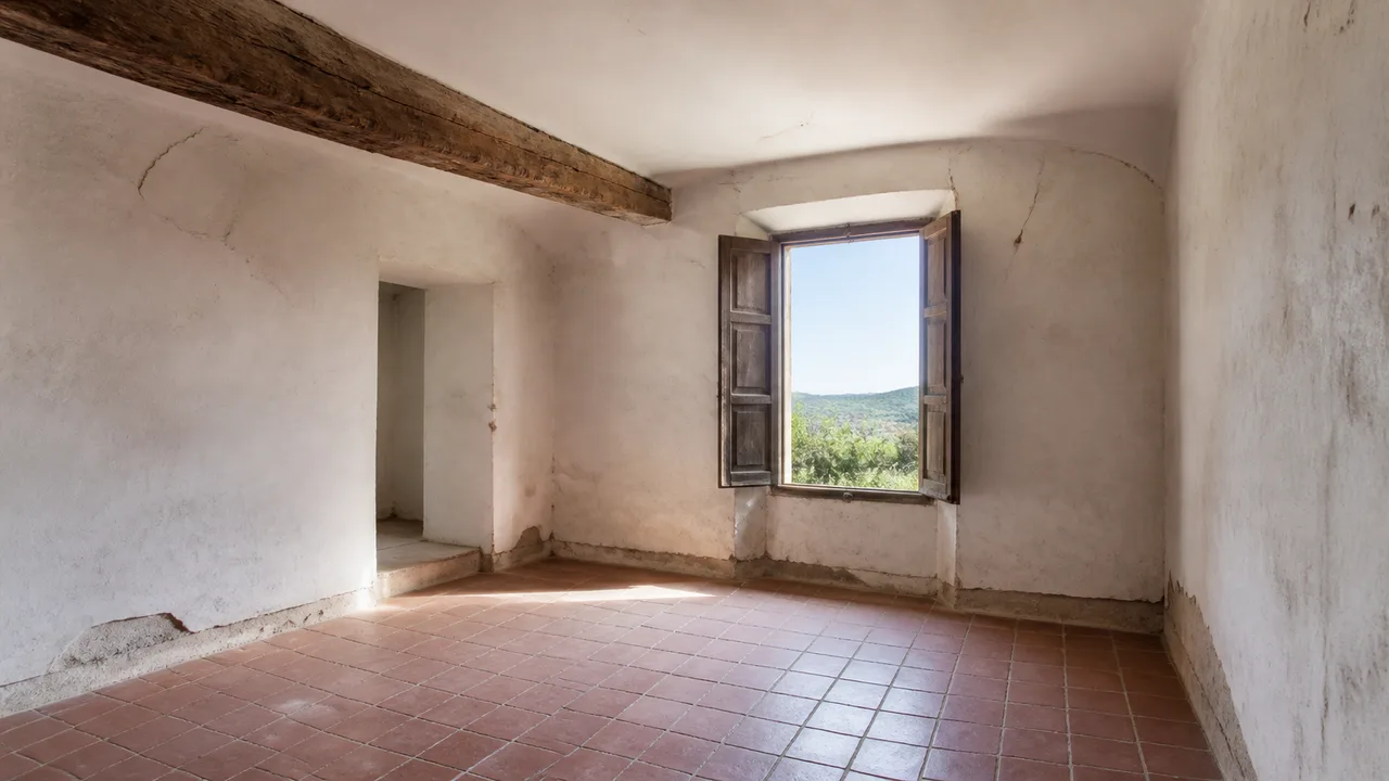 Interno vuoto di una vecchia casa ereditata da regolarizzare prima di poterla vendere